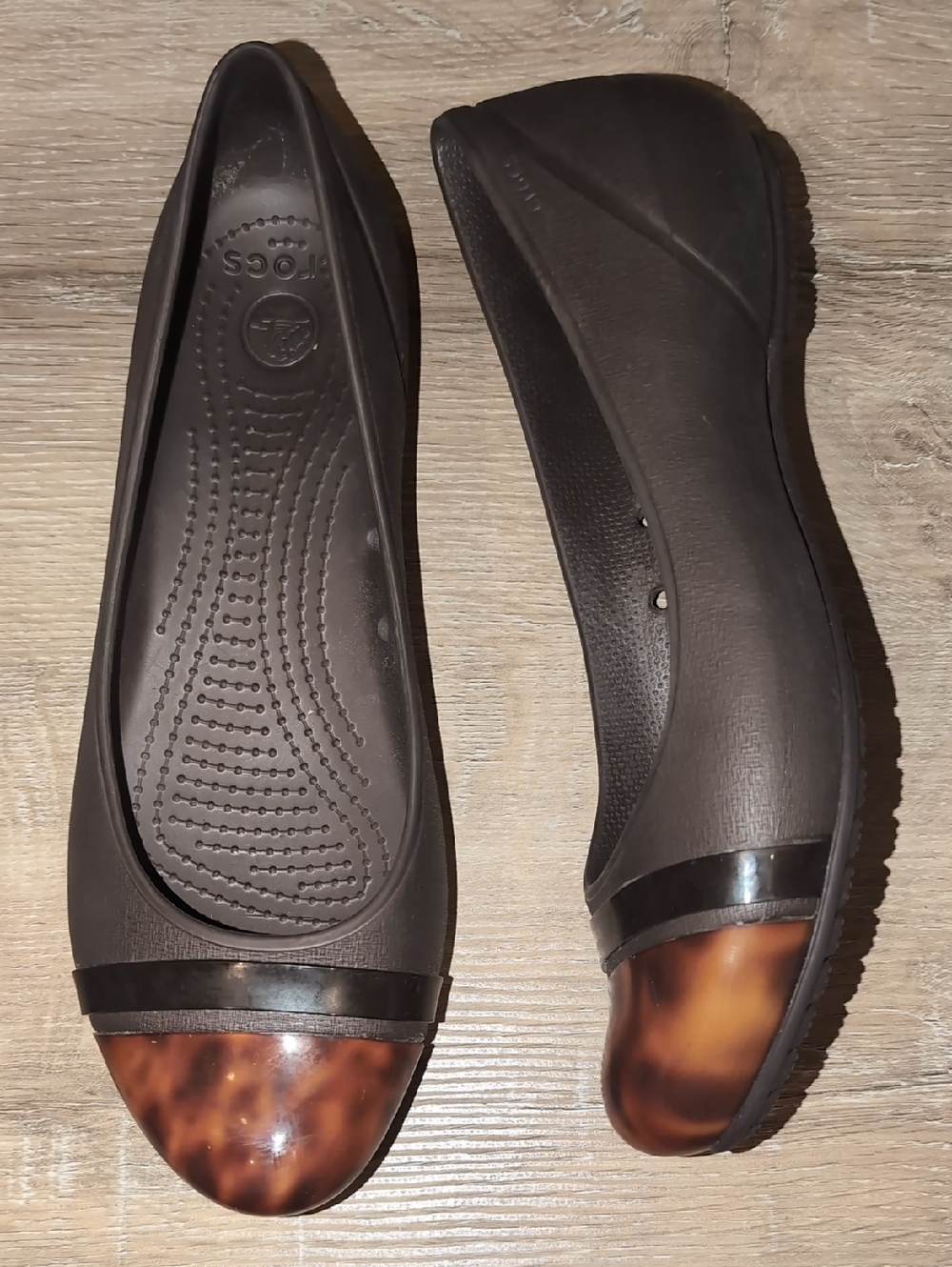 CROCS Women’s Dark Brown Ballet Flats with Tortoiseshell Cap Toe 10W